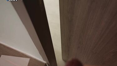 Уборщик отеля трахает застуканную за мастурбацией постоялицу
