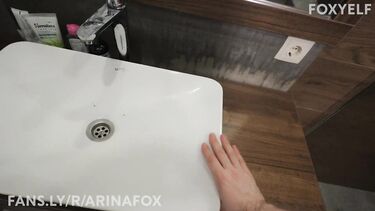 Арина Фокс трахается с парнем в душе перед большим зеркалом