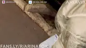 прогулка молодой пары в парке развлечений