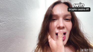 Двойной камшот в ротик во время публичного секса на улице