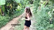 русская туристка ведет знакомого в джунгли