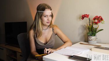 астролог: Девушка астролог сосет хуй и имитирует секс со зрителем