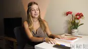 девушка астролог обещает зрителю горячий секс