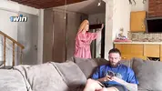 тайно мастурбирует за спиной пасынка