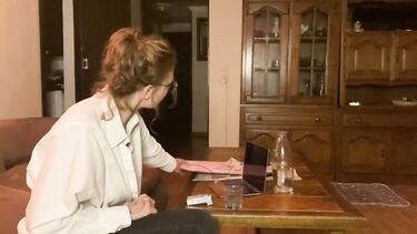 Курящая училка сосет хуй студенту дипломнику