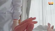 пальцами лезет под халат врачихи к киске