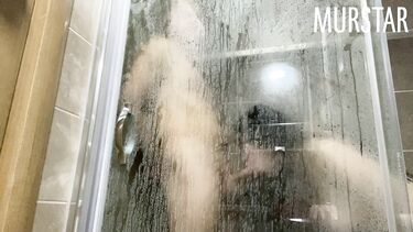 Отымел Тому Мур, прислонив сиськами к стенке душа