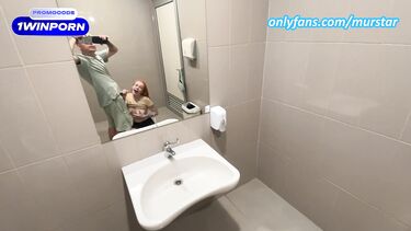 Иностранный пикапер соблазнил русскую и трахнул ее в туалете кафе