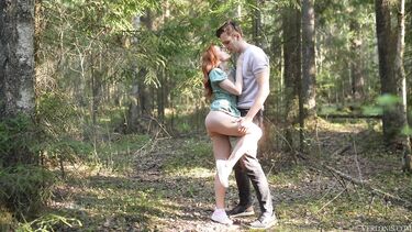 Рыжая русская девушка в платье трахается в лесу и получает сперму на лицо