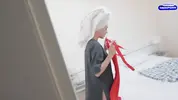 подглядывает за переодеванием горячей милфы