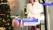 рыжая милфа раздевается до белья