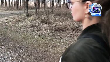 Русская в очках сосет член незнакомцу в загородном парке