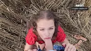 девушка в платье делает минет от первого лица