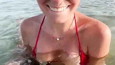 Девушка в купальнике отдыхая на море дрочит под водой член бойфренда