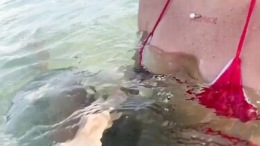 Девушка в купальнике отдыхая на море дрочит под водой член бойфренда