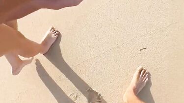 Девушка в купальнике отдыхая на море дрочит под водой член бойфренда