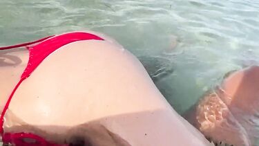 Девушка в купальнике отдыхая на море дрочит под водой член бойфренда