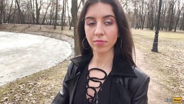 Сосет член в парке и гуляет со спермой на лице