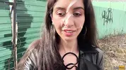 гуляет по парку со спермой на лице