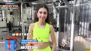 девушка занимается в зале с персональным тренером