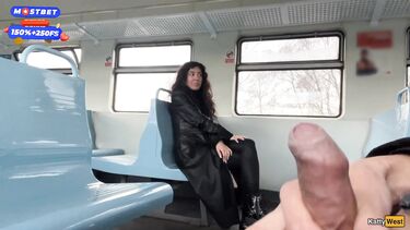 незнакомец: Эксгибиционист залил спермой лицо незнакомки в поезде, поманив ее хуем