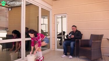 Соблазнен и выебан горячей соседкой на каблуках