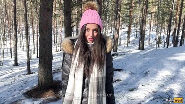 Заблудилась зимой в лесу и получила сперму в киску