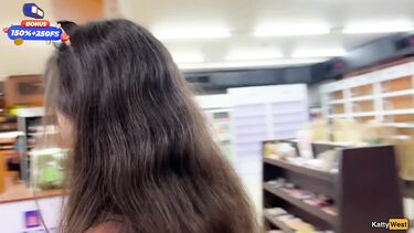 Прогулка со спермой на лице в супермаркете после минета в туалете