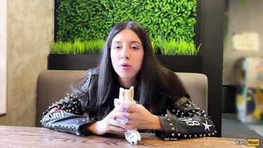 Русская шалава ебется в жопу с незнакомцем за вкусную шавуху