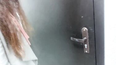 За бабки от первого лица: Кудрявая русская соседка попросила денег в долг за анальный секс