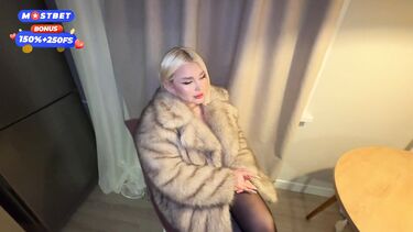 Мама друга: Мамка лучшего друга в шубе и ее нереальная тяга к молодым хуям