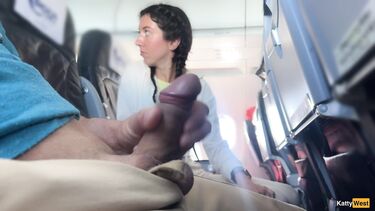 Кэти Вест подрочила член незнакомцу в самолете