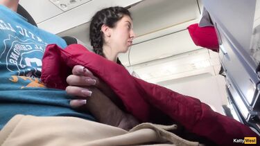 Кэти Вест подрочила член незнакомцу в самолете