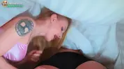 падчерица под одеялом играет с членом отчима