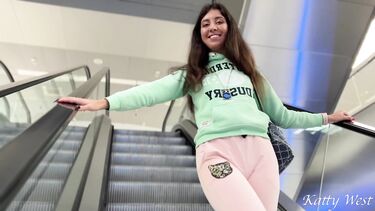 Katty West: Рискованный секс в общественном туалете торгового центра