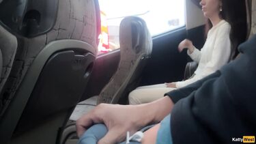 в общественном месте: Дрочит и сосет член незнакомцу в рейсовом автобусе