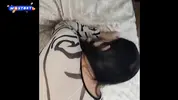 трахает мачеху в спальне в позе раком
