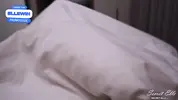 ложится в постель к сыну мужа голышом