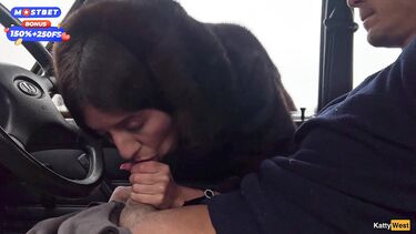 Русская брюнетка Katty West зимним утром сосет в машине член незнакомца
