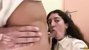 сосет член в туалете на корточках