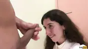 получает обильный камшот на лицо