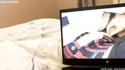 пацан дрочит хуй на порнуху