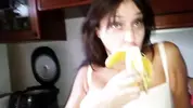 тренирует глубокий минет на банане
