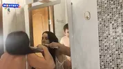 ебет мамку с щеткой в зубах