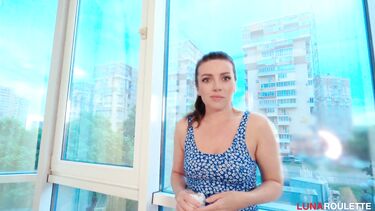 В платье: Трахнул жену прямо у помытого ей обзорного окна