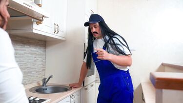На кухне: Полная сексуальная совместимость милфы и волосатого сантехника