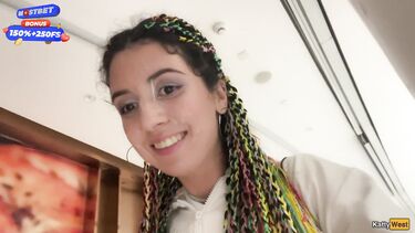 Русская отсосала в туалете торгового центра и ходит со спермой на лице