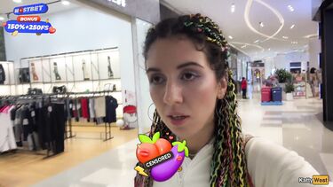 Селфи: Русская отсосала в туалете торгового центра и ходит со спермой на лице