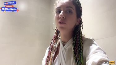Русская отсосала в туалете торгового центра и ходит со спермой на лице