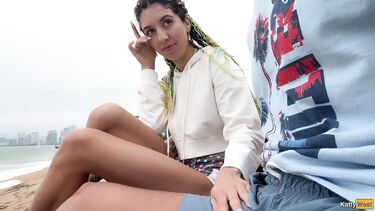 Katty West спалила вуайериста-дрочуна на пляже и помогла ему кончить